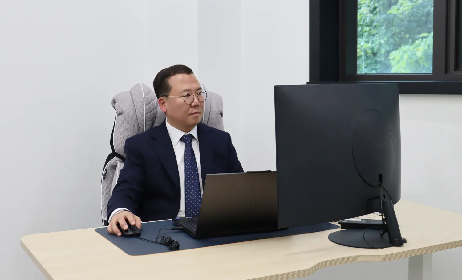 자리에서 업무를 보고 있는 사업기획본부장, 잡인터뷰, 팀 라바